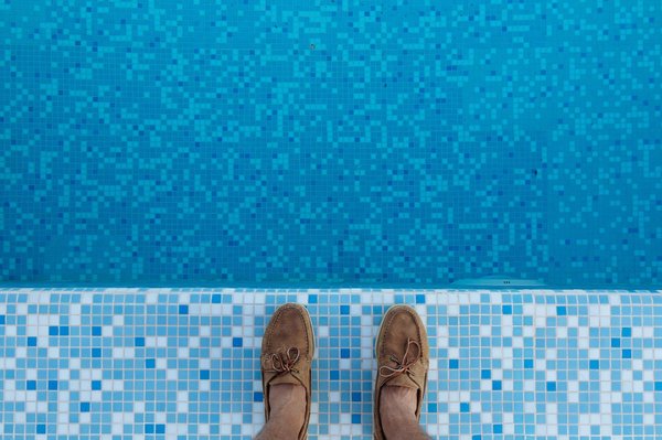 Quels sont les critères pour l'installation d'une piscine intérieure dans un sous-sol?