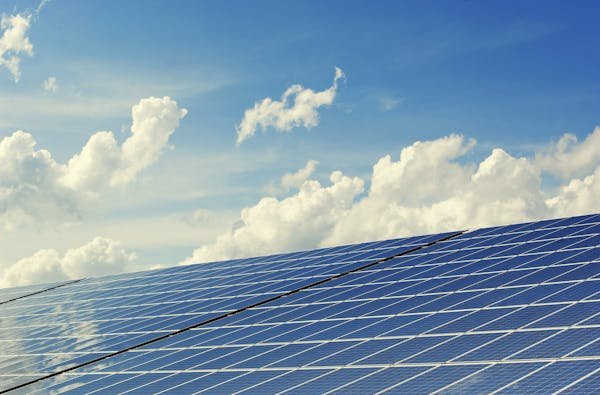 Guide d'achat des panneaux photovoltaïques : économisez avec l'énergie solaire