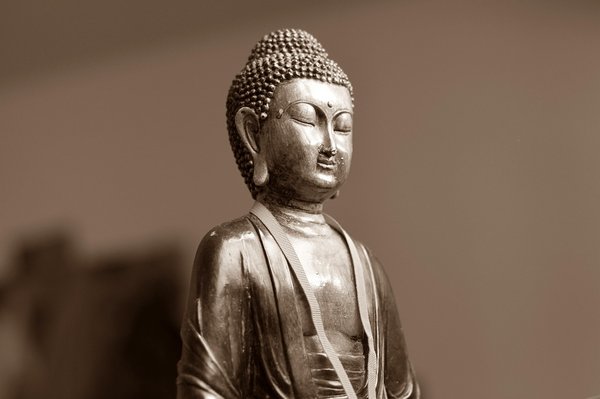 Découvrez notre collection de statues bouddha faites main